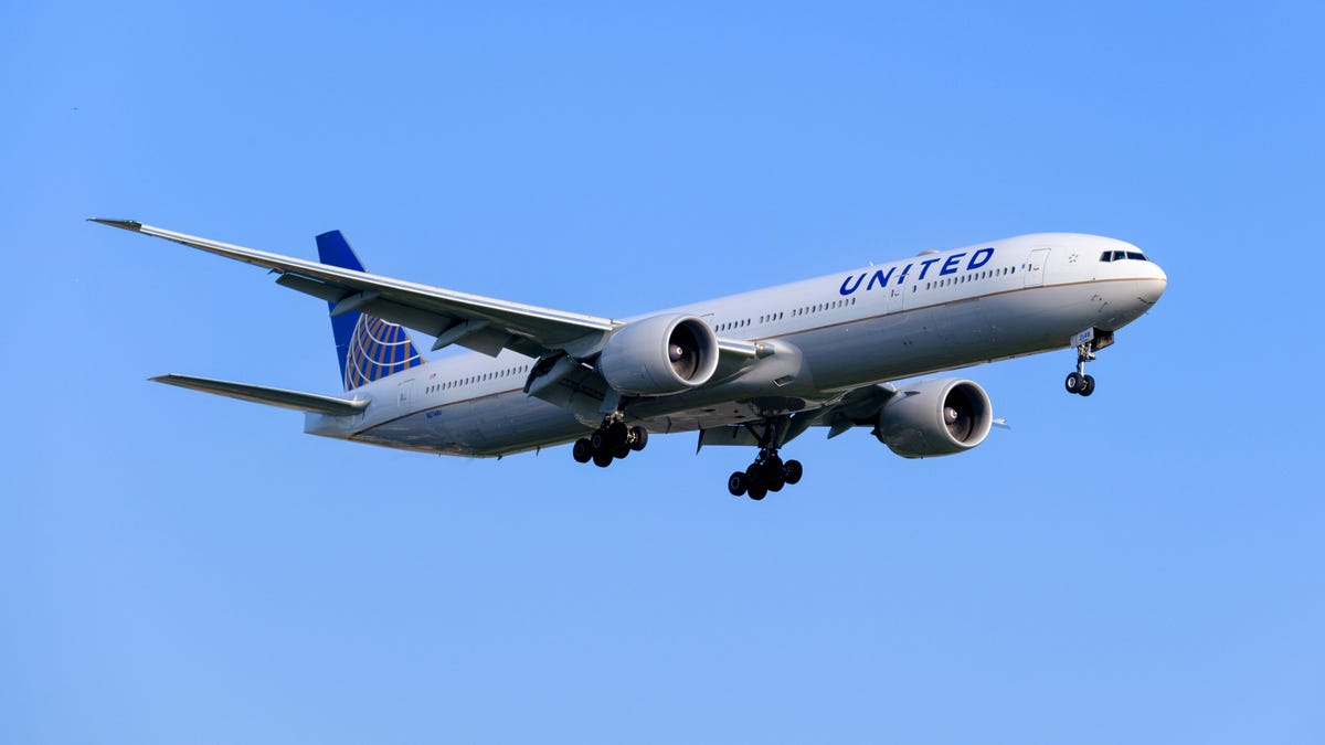 Emergency Alert: Boeing 777 Leaks Fluid From Landing Gear Prior to Departure