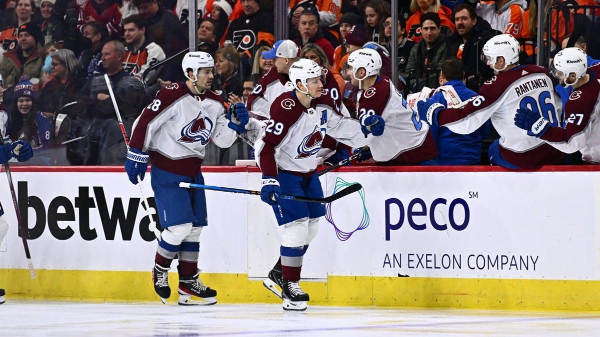 Logan O'Connor, Nathan MacKinnon help Avalanche steamroll struggling Kings