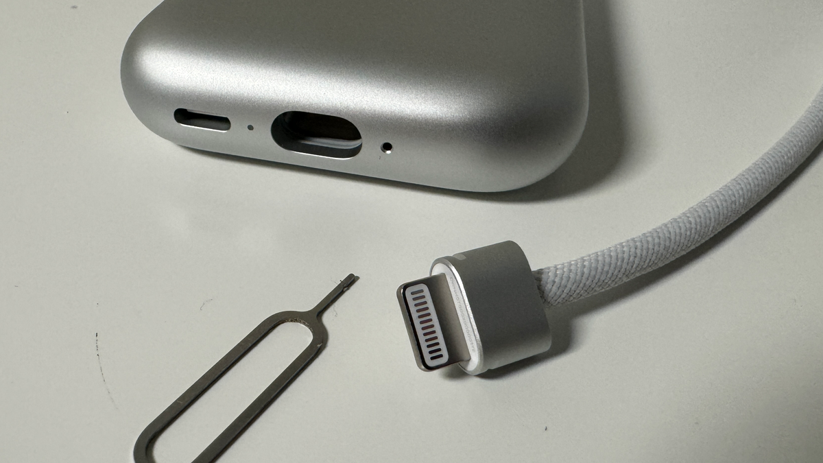 Apple Vision Pro’s Little Secret: A Fat Lightning Cable