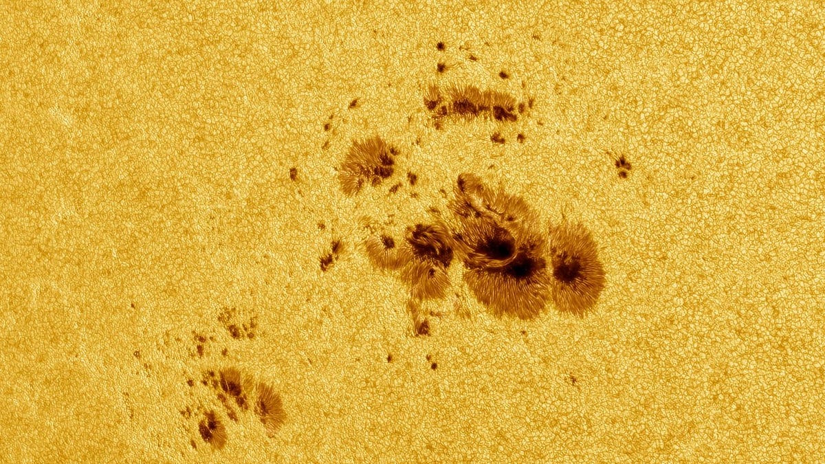 Un grupo de manchas solares inusualmente grande ahora es visible, lo que representa un riesgo de poderosas llamaradas solares