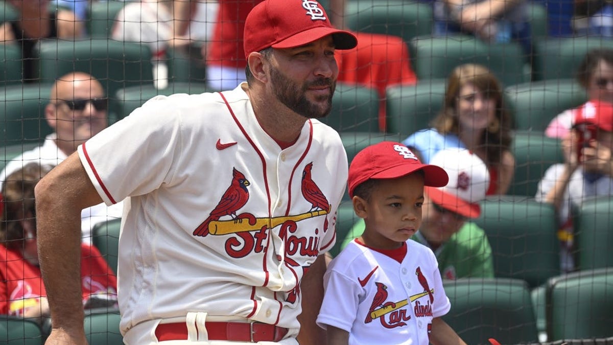 Retiring Cardinals pitcher Adam Wainwright to say farewell by