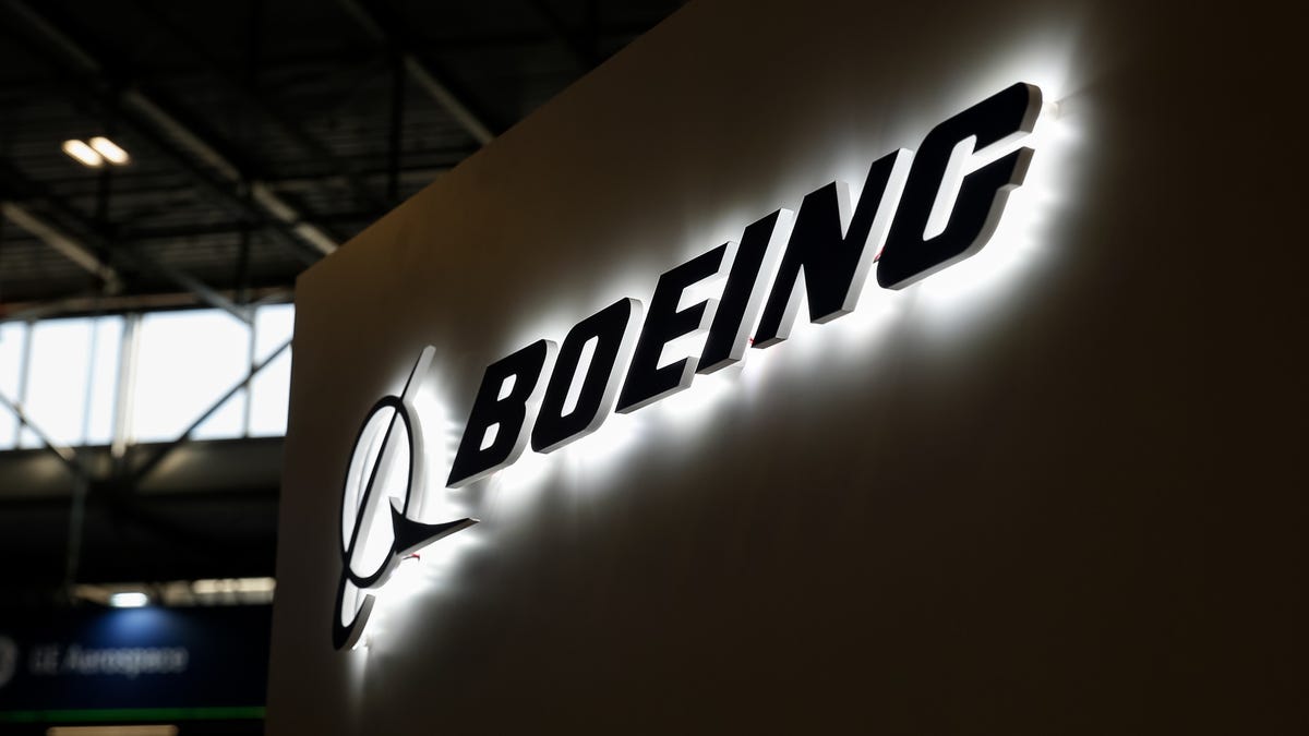 Boeing could sell  billion in new shares to raise cash