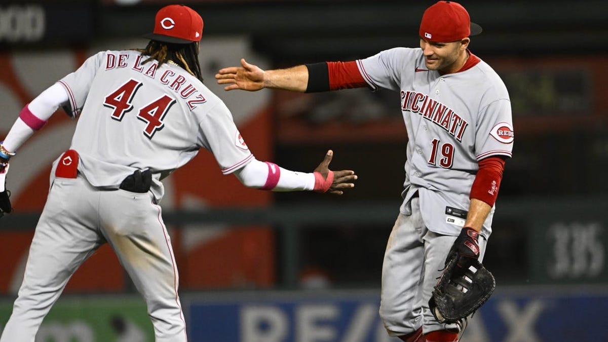 Kennedy wins in his major league return and De La Cruz has 4 hits