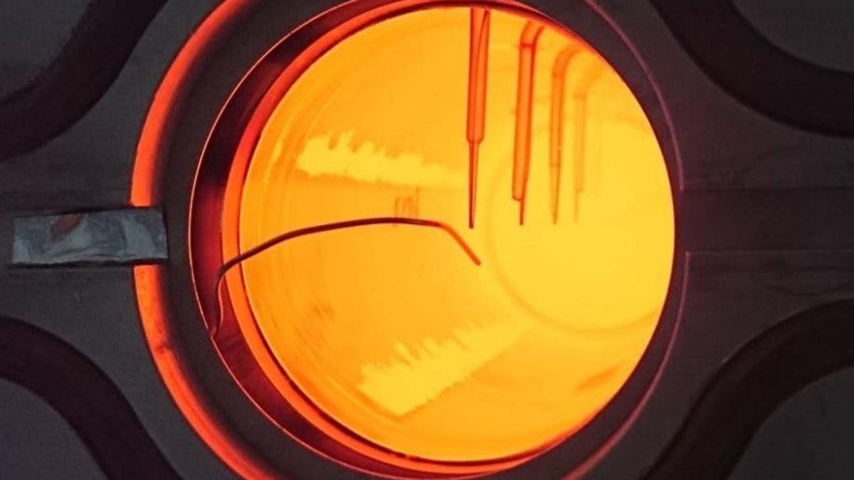 Um cientista que captura a luz solar para atingir uma temperatura de quase 2.000 graus Fahrenheit