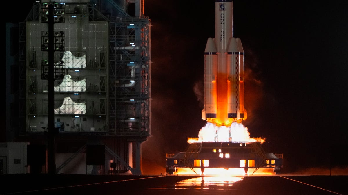 Um avião espacial chinês lança um objeto misterioso em órbita meses após seu lançamento