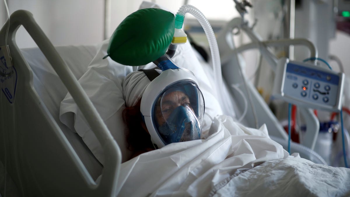 Doctors fighting coronavirus face a ventilator Catch-22