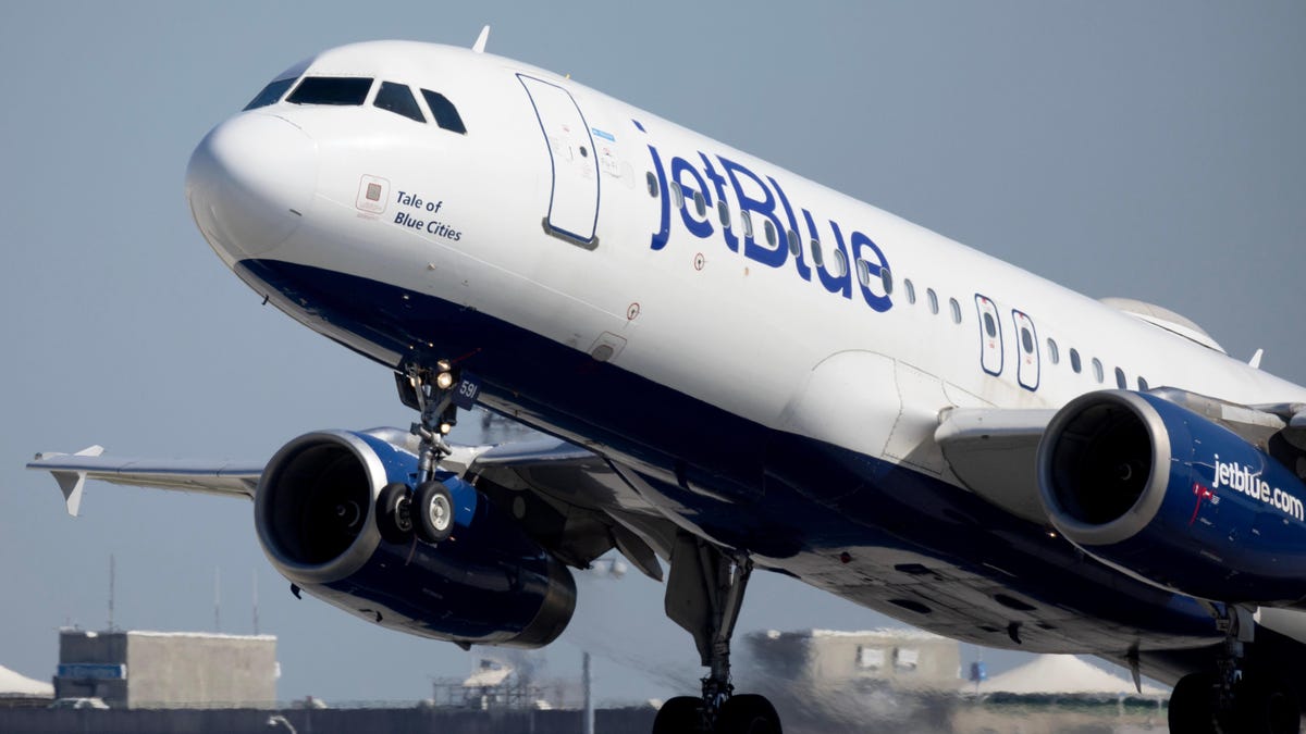 JetBlue downgrades ratings due to new debt