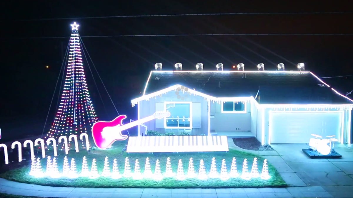 Watch this spectacular “Star Wars”-themed Christmas light show