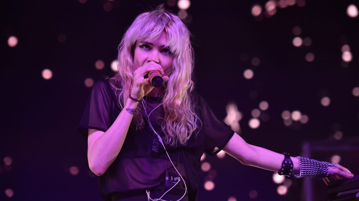 Граймс певица слушать. Граймс певица. Grimes Coachella. Grimes at Coachella. Singer Brooke Candy performs onstage.
