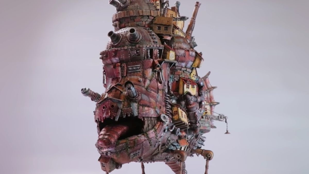 Esta réplica de castillo ambulante de Ghibli es hecha de basura