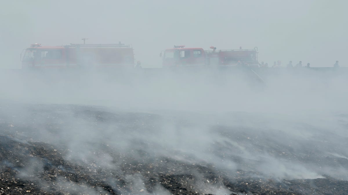 Pembangkit listrik tenaga batubara, transportasi, limbah Campuran asap beracun berkobar di Jakarta, Indonesia