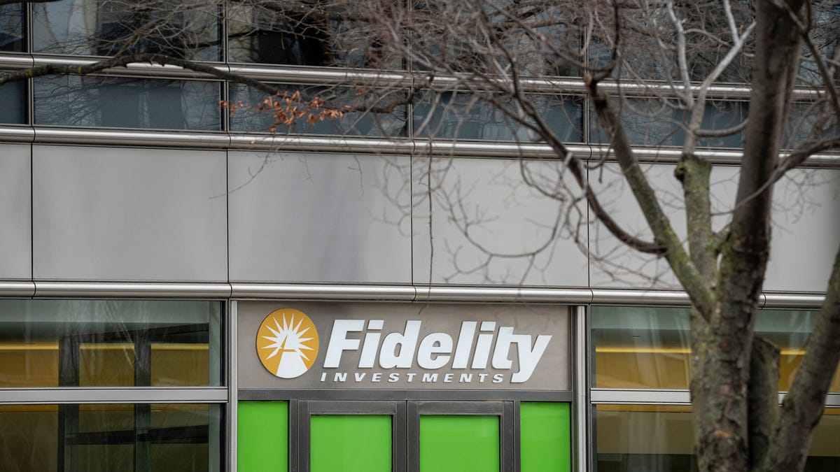 Fidelity says 401(k) balances are falling — but Americans don't seem to be flinching
