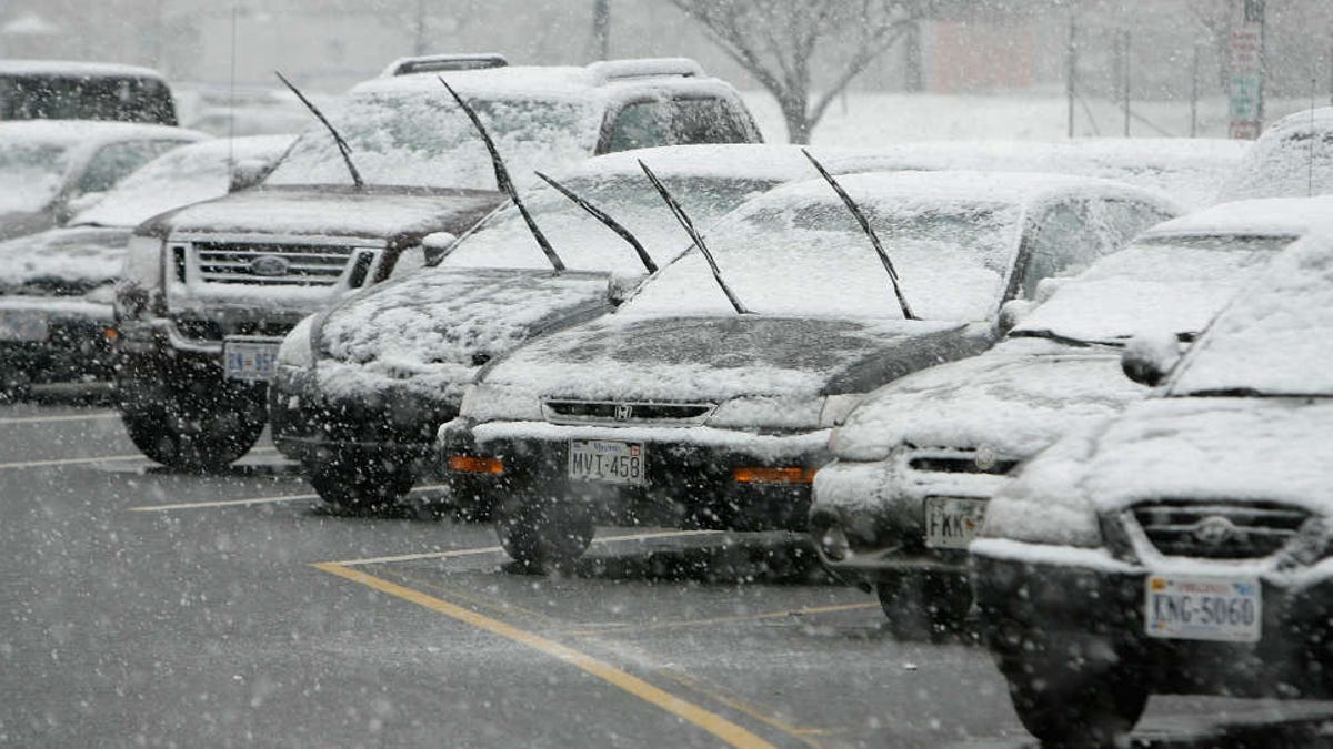 Vista al limpiaparabrisas trasero que elimina la nieve derretida y la  suciedad del parabrisas del automóvil durante el día durante la nieve y la  lluvia con spoiler auto servicio y repuestos