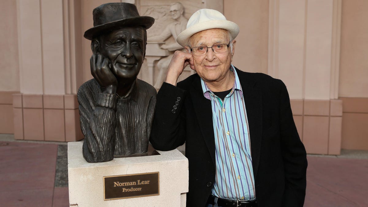 De familie van Norman Lear zong bij zijn dood tv-liedjes voor hem