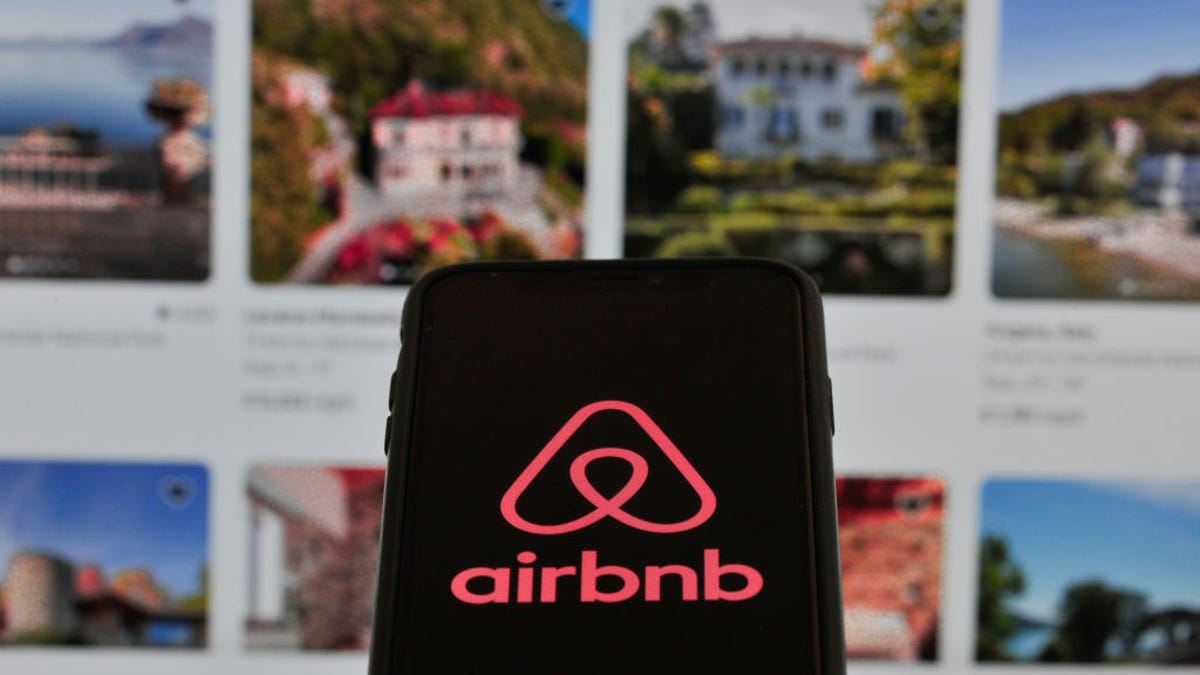 Airbnb shares fall 14%, travel industry grapples with grim forecasts