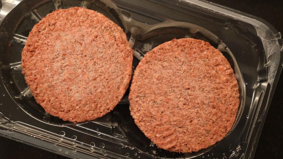 Beyond Meat e Impossible está presentando nuevas hamburguesas mientras la carne falsa intenta ser relevante