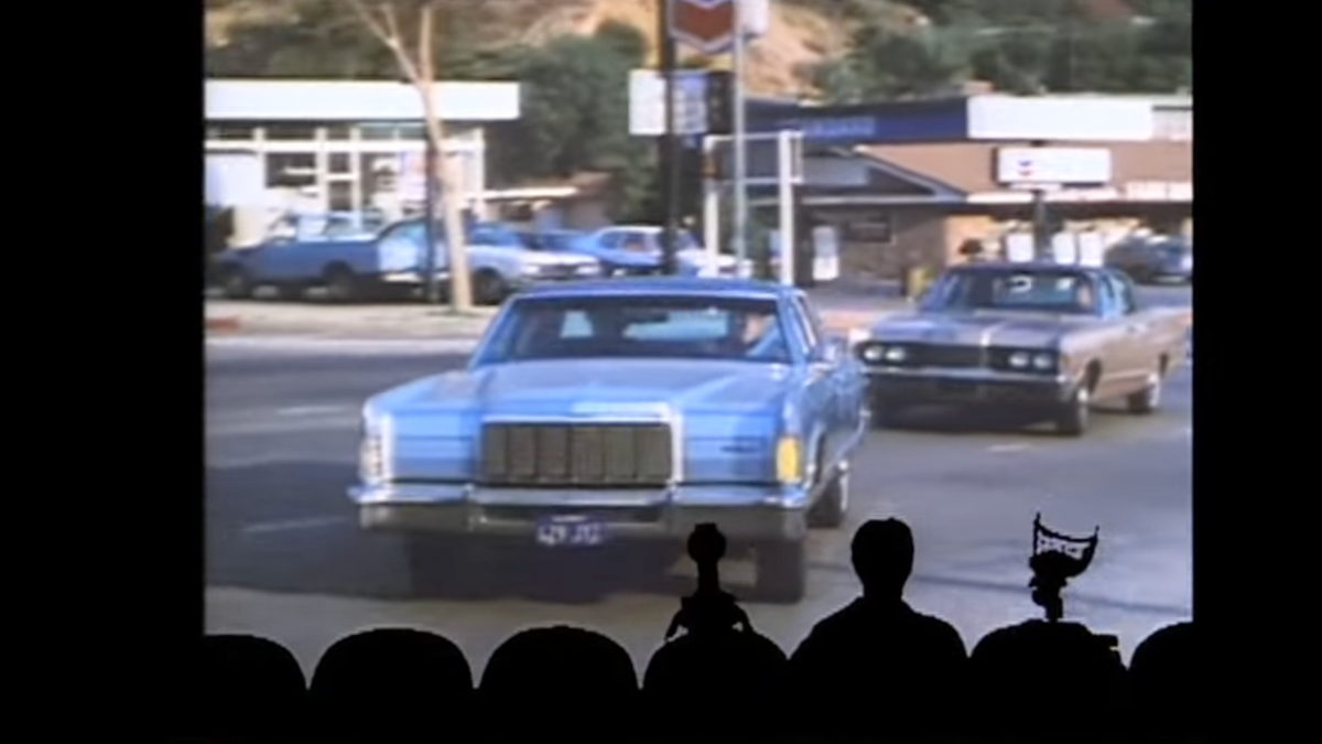 ‘Mystery Science Theatre 3000’ izniyle, Filmde şimdiye kadar çekilmiş en sıkıcı araba kovalamacasına tanık olun