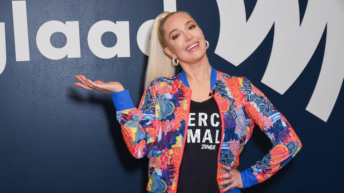 Erika Jayne picks up food delivery at her front door in sweats and