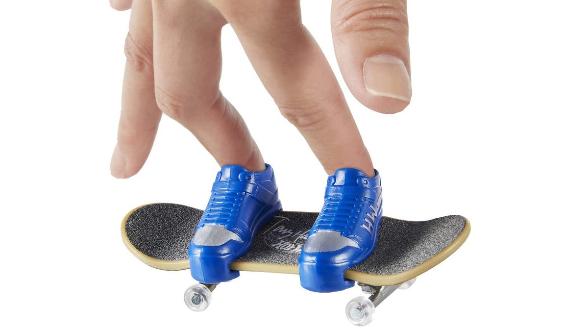 Hot Wheels - Monopatín de juguete con zapatillas para dedos