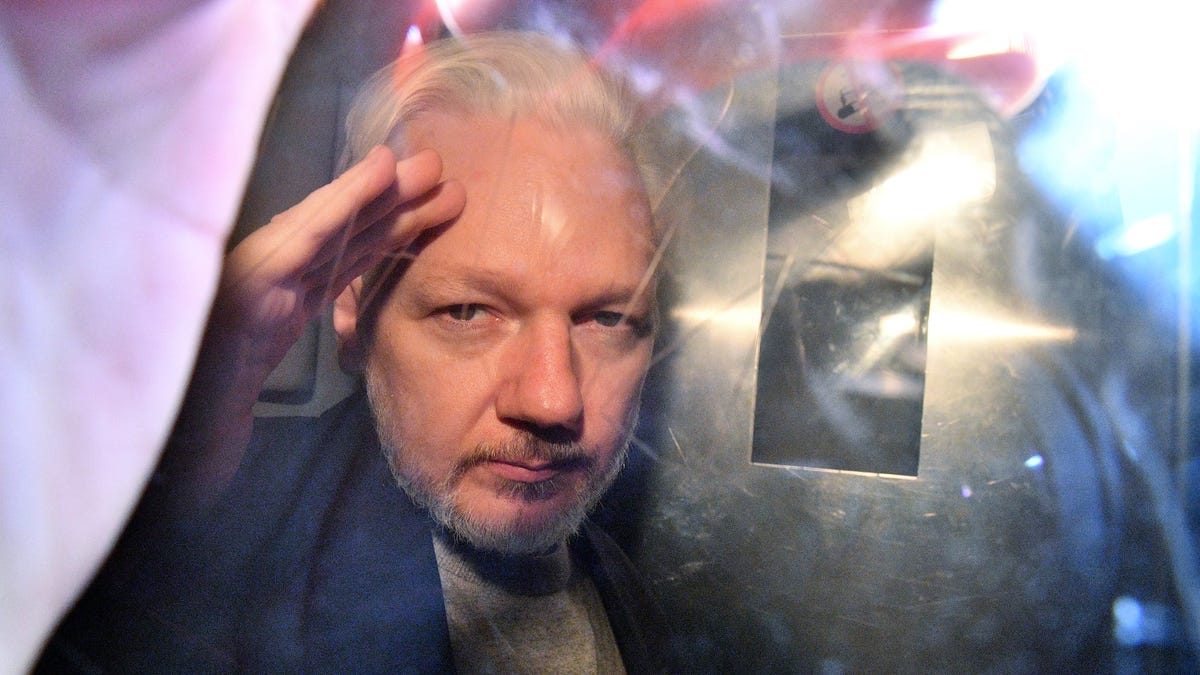 Se retrasa la extradición de Julian Assange mientras un tribunal del Reino Unido pide garantías de que no recibirá la pena de muerte