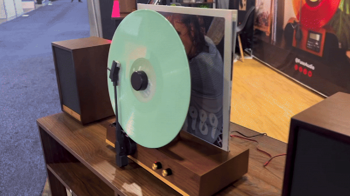 This Vertical Turntable Ships With a Pair of Speakers