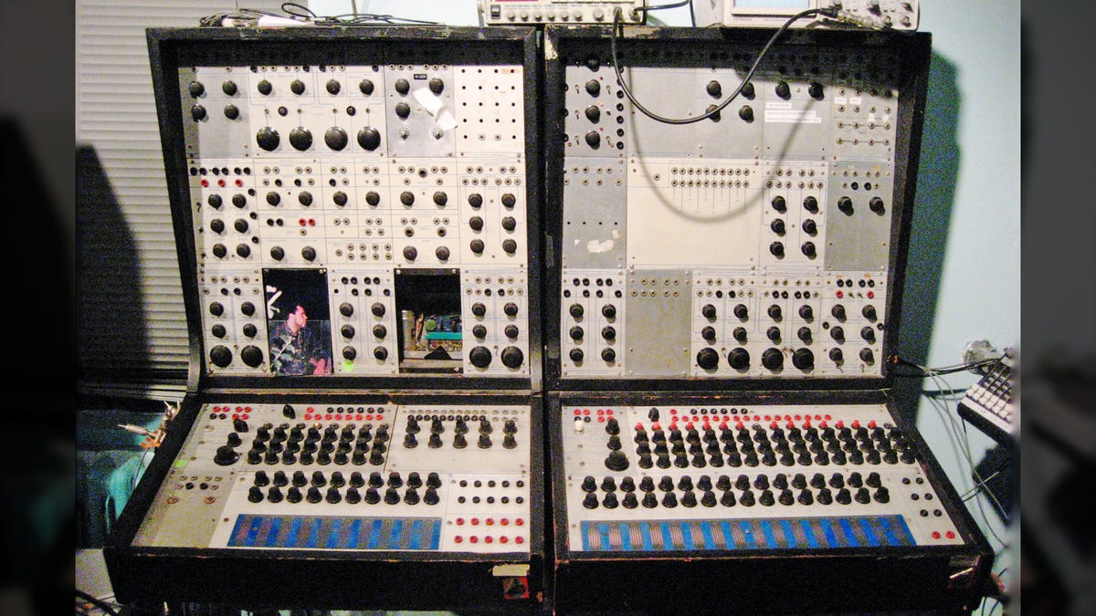 Man Restoring a Classic Synthesizer Goes On a 9-Hour Acid Trip After Accidentally Touching LSD-Covered Knob