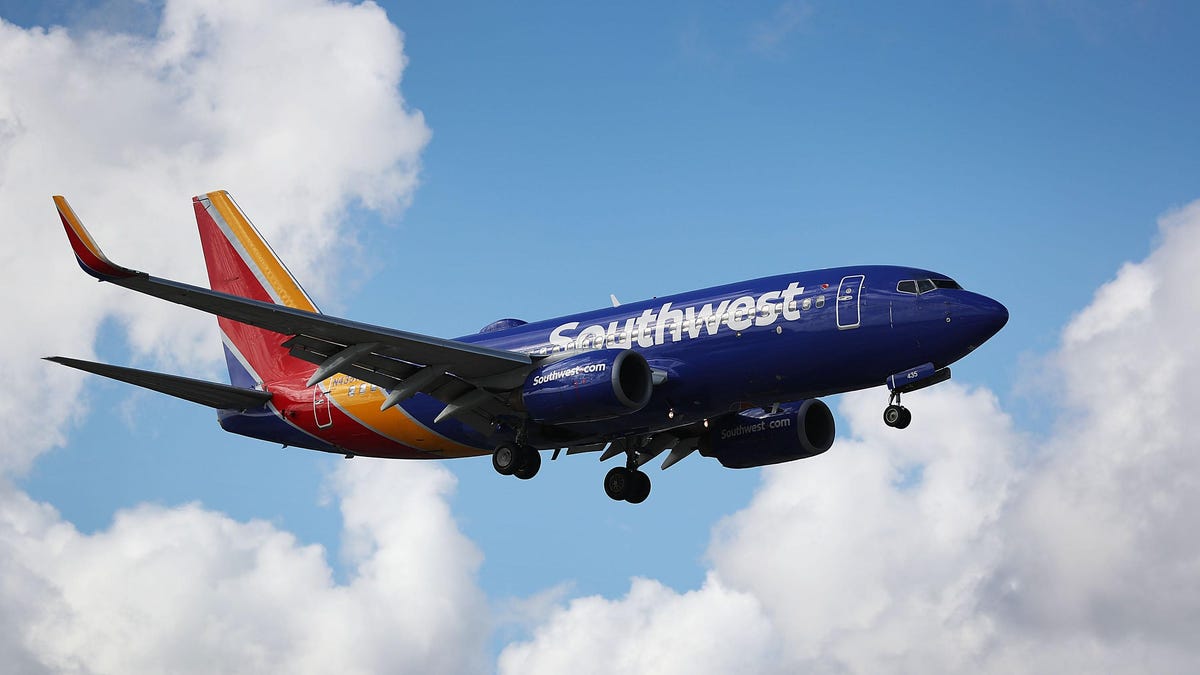 Pilot from another airline helps Southwest plane land safely after