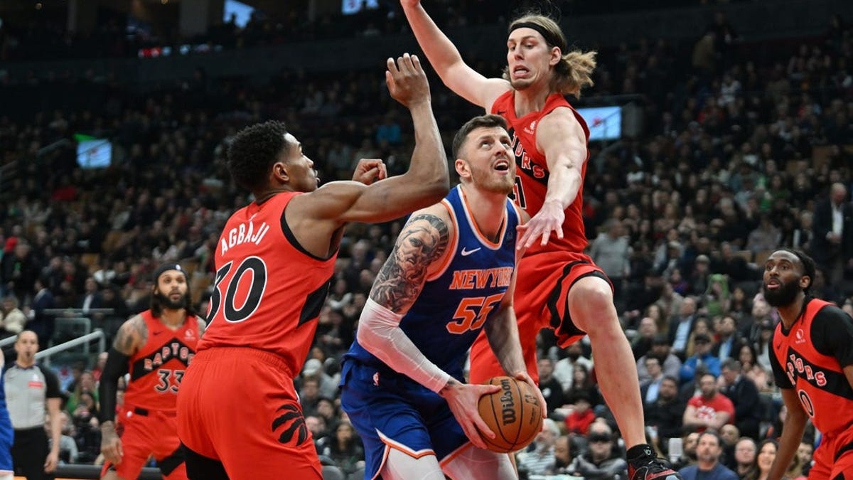 Knicks Power To 44-point Victory Over Raptors