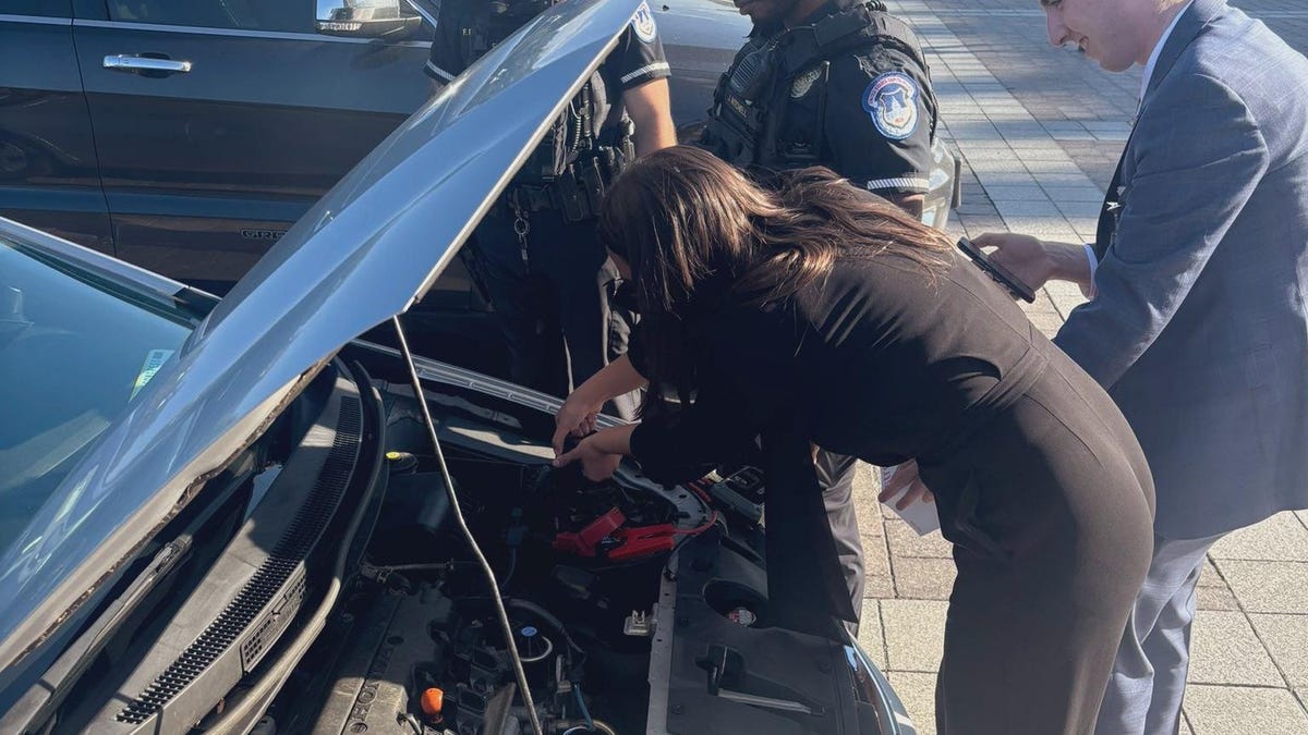 AOC Helps Jumpstart Stranded Car At The Capitol