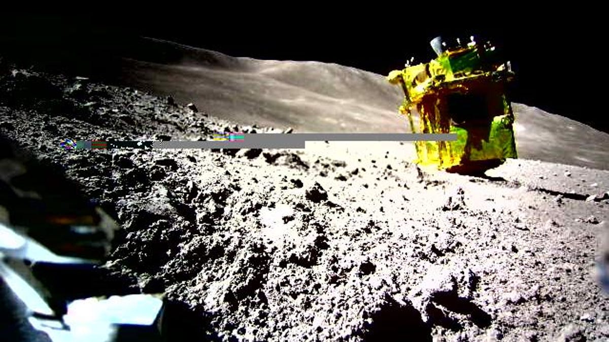El módulo de aterrizaje lunar invertido de Japón se despierta inesperadamente después de la noche lunar