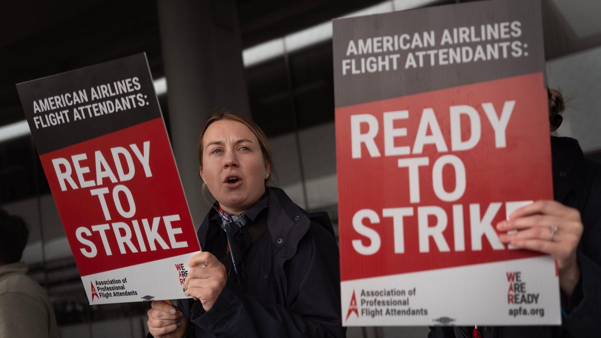 American Airlines flight attendants continue talks without agreement