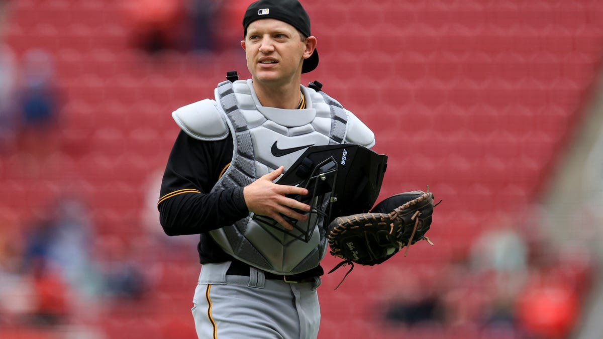 Pirates forced to use utility man Josh VanMeter behind the plate