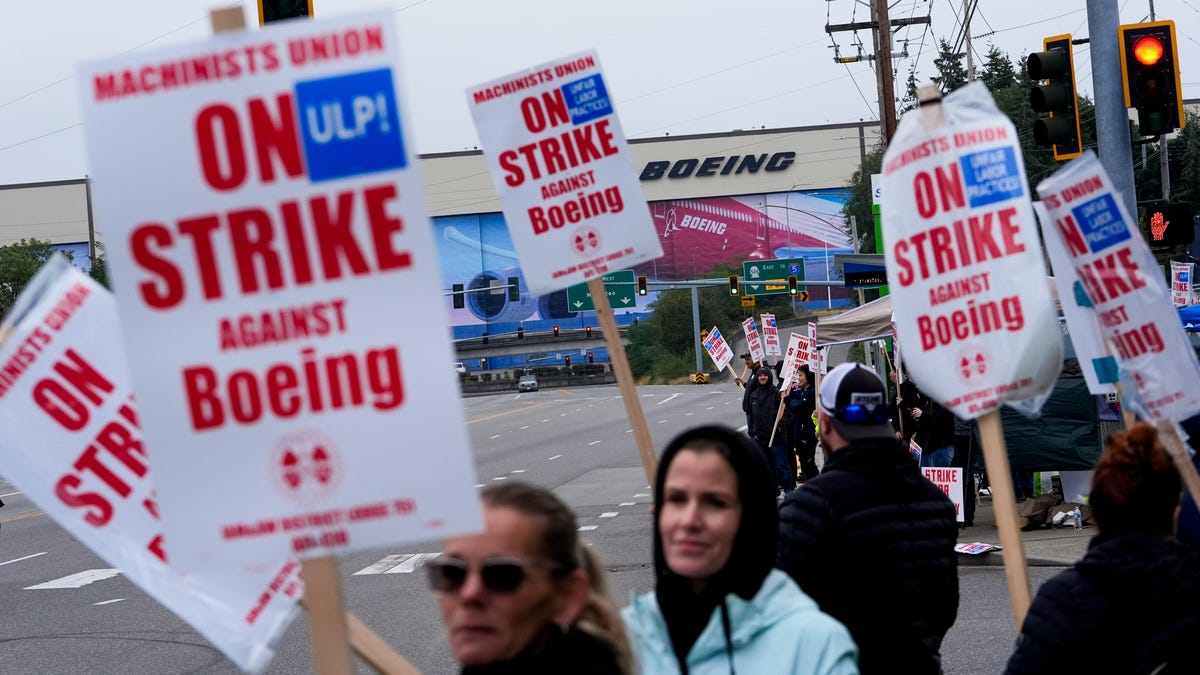 Boeing makes striking machinists its “best and final” offer