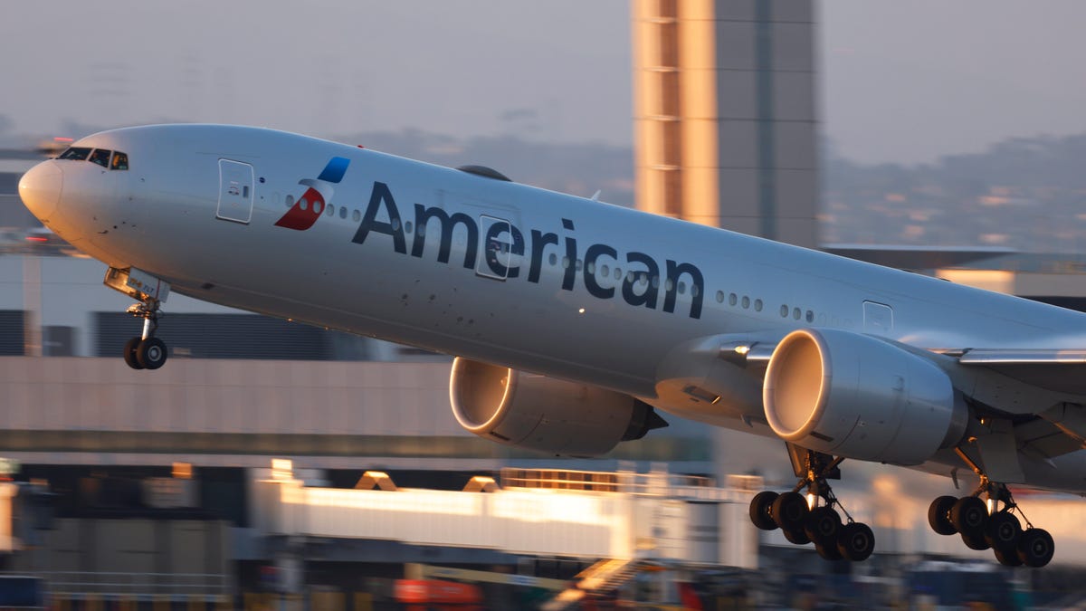 American Airlines flight attendants approve contract with salary increases and avoid strike