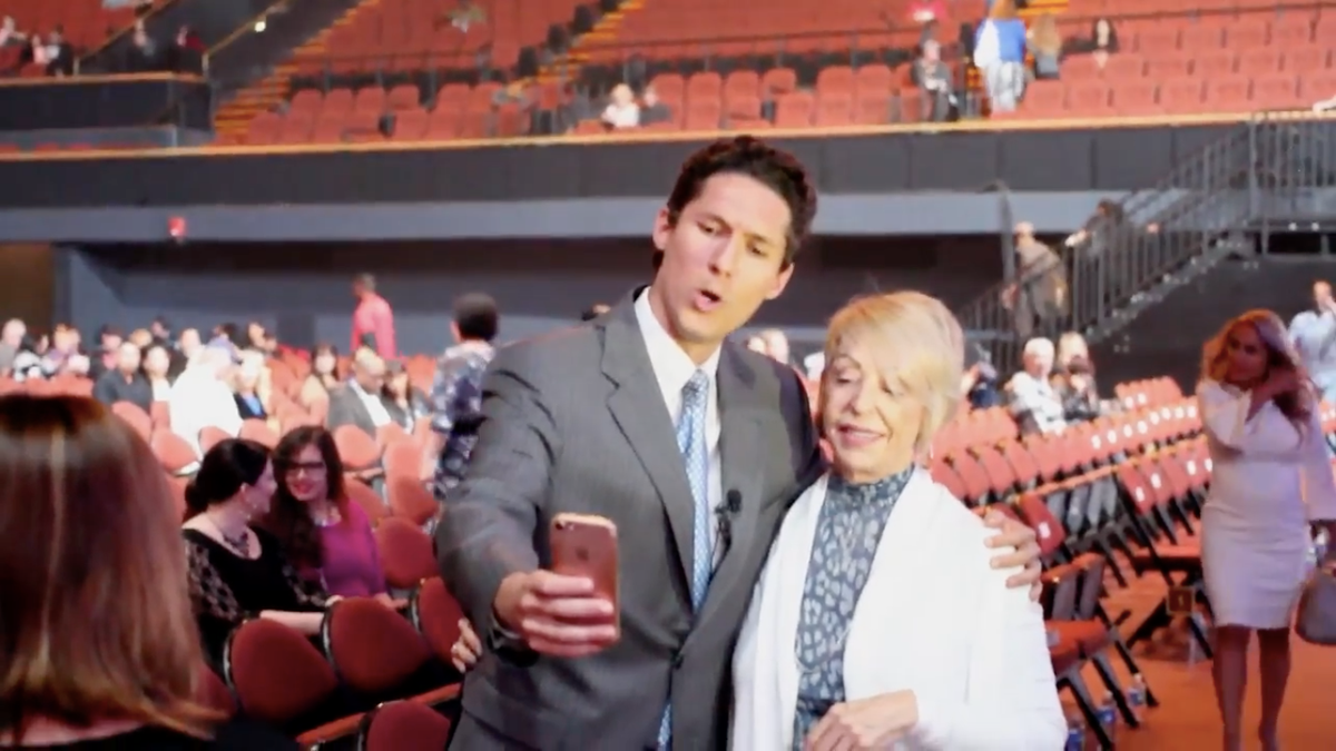 Watch a guy who looks a lot like Joel Osteen crash a Joel Osteen event