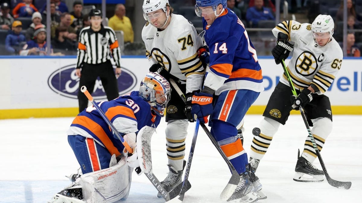 David Pastrnak Propels Bruins Past Isles In Shootout