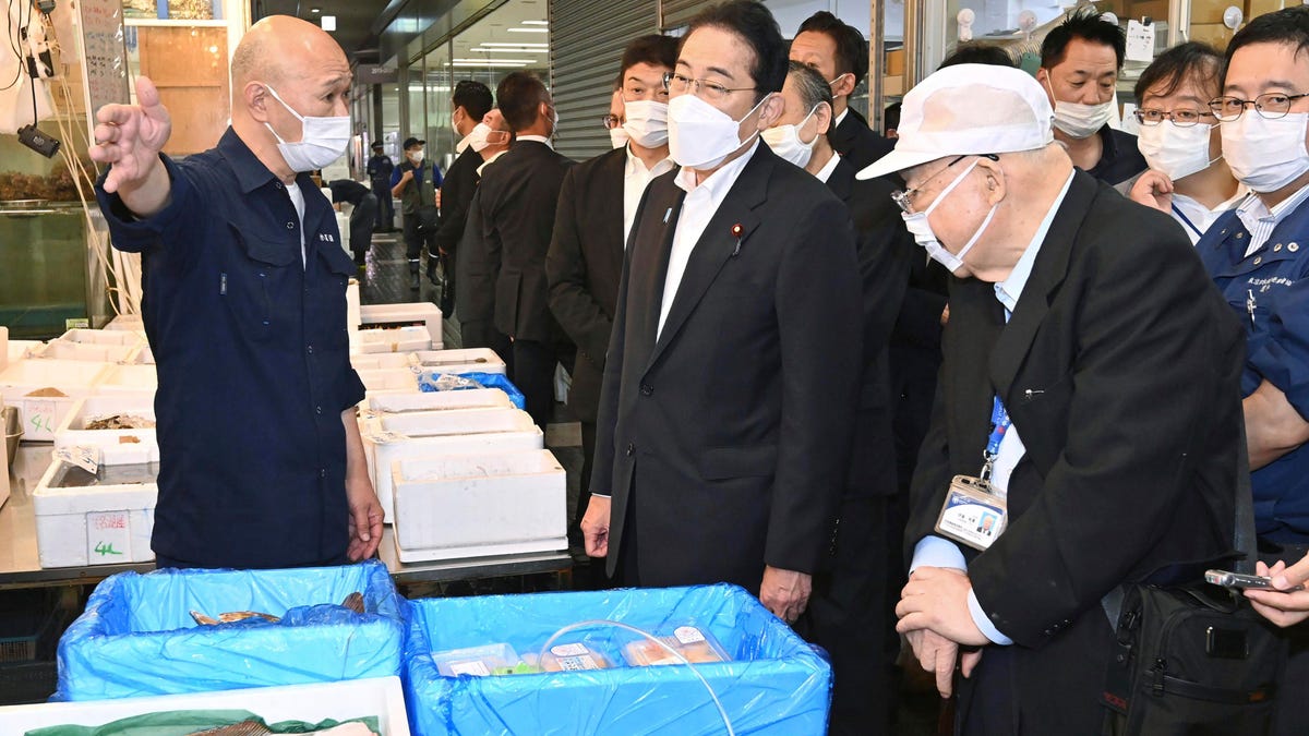 U.S. envoy visits Fukushima to eat fish, criticize China's seafood 