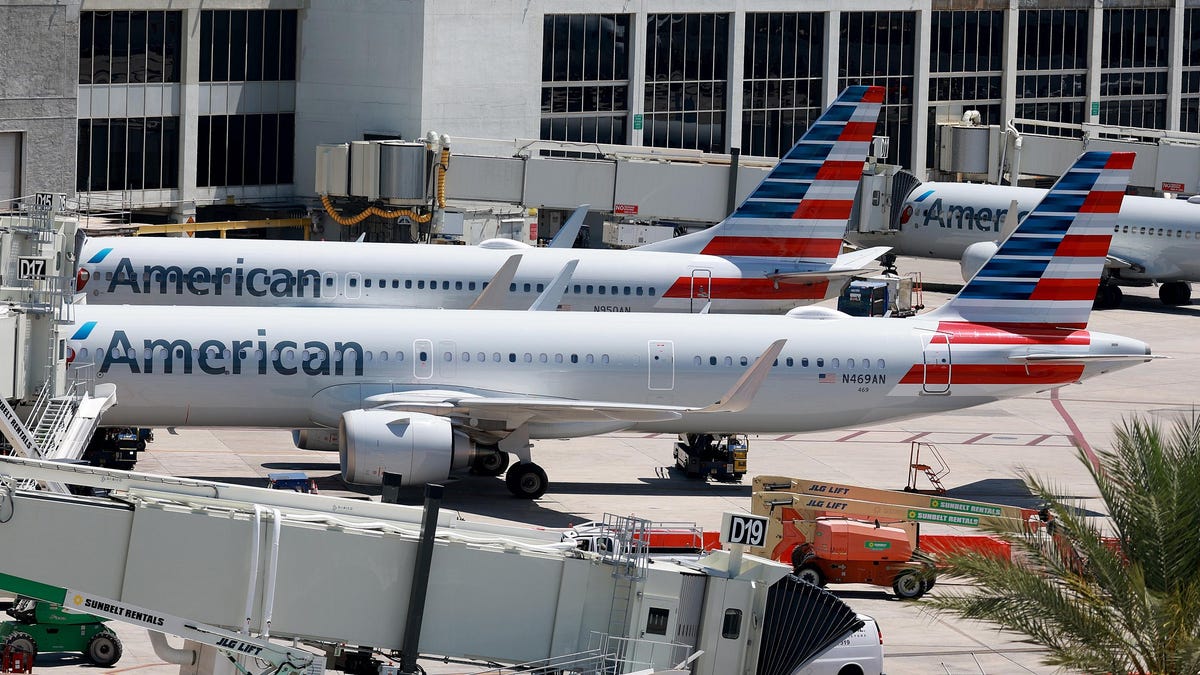 American Airlines freezes pilot training amid industry, company woes