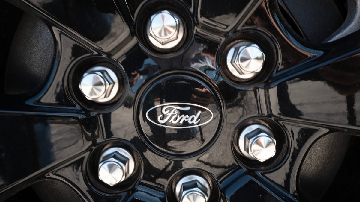 Ford postpones plans for electric trucks and replaces electric 3-row SUVs with hybrids