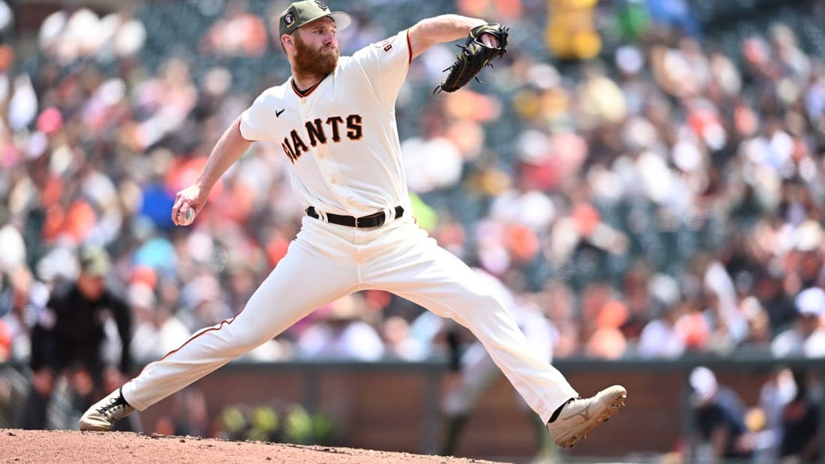 Which Twins players have also played for the Giants? MLB