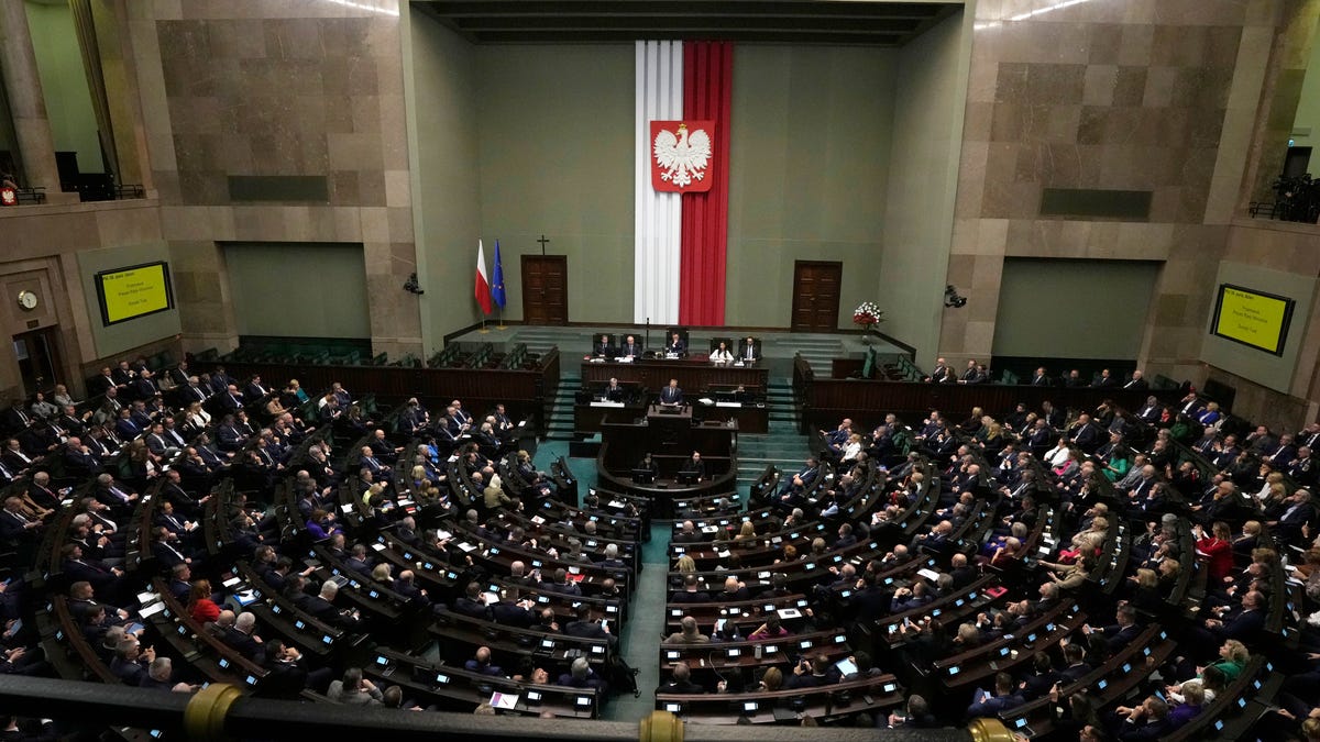 Polscy parlamentarzyści głosują nad budżetem na 2024 rok, ale potrzebna jest jeszcze zgoda opozycyjnego prezydenta
