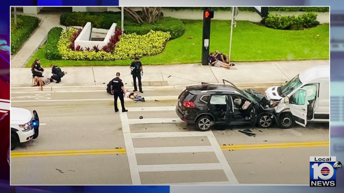 Naked Florida Couple Crashes into FedEx Truck While Having Sex