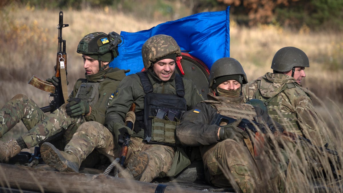 Zelenskyy hosts EU official von der Leyen as Russian attacks wound at ...