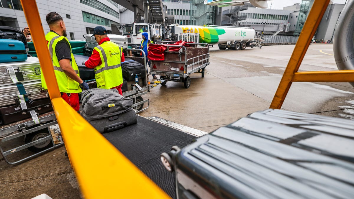 Apple AirTag Update Will Allow Disgruntled Passengers To Flood Airlines With Lost Bag Locations