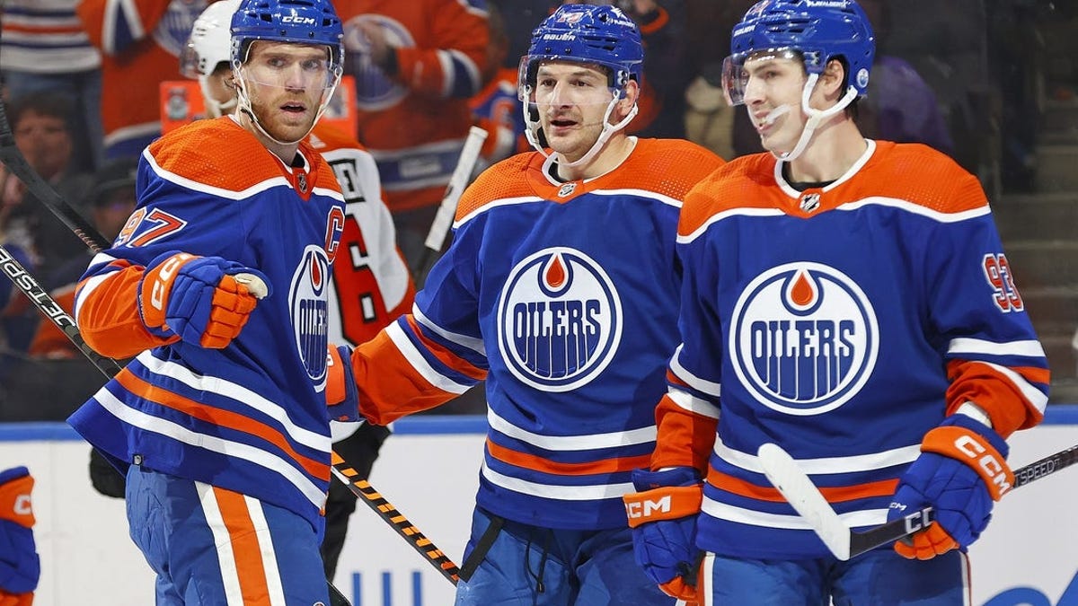 Connor McDavid Reaches 900 Points As Oilers Top Flyers