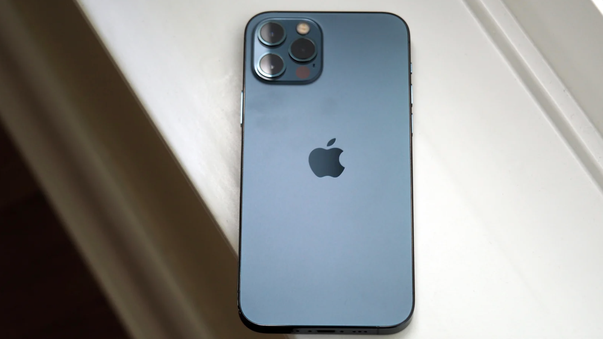 Apple presenta una batería externa que se adhiere magnéticamente al iPhone