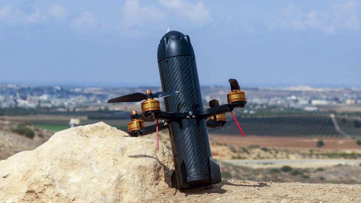 Este dron con forma de misil caza otros drones y los derriba embistiéndolos