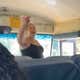 Image for Une Karen de Caroline du Nord monte dans un bus scolaire rempli d’enfants, crie «&#xa0;N-word&#xa0;» à une fille noire, fait des bêtises et découvre