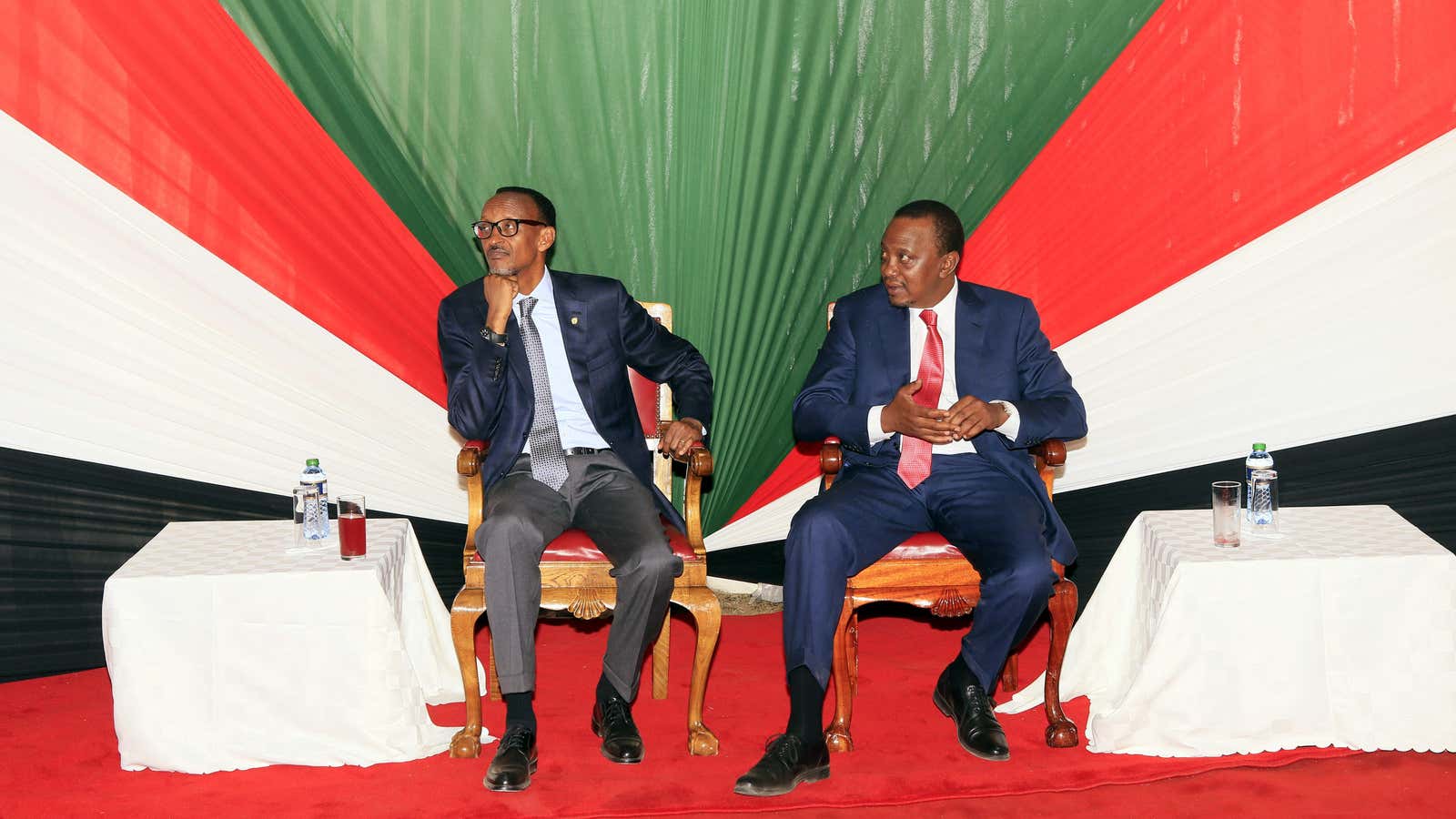 Rwanda’s president Paul Kagame (L) and  Kenya’s president Uhuru Kenyatta (R)