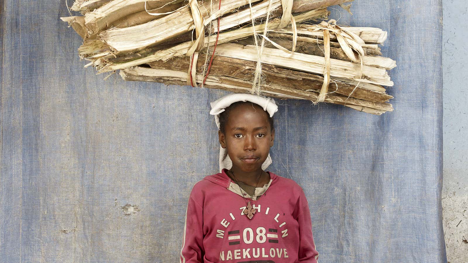 Photos: People around the world show their strength by balancing favorite objects on their heads